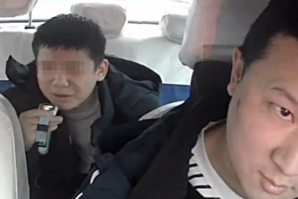 中国出租车司机免除一名焦虑男孩的车费
