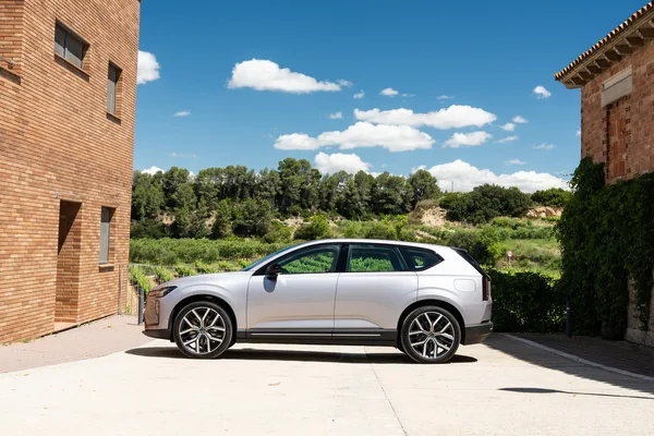 Volvo 推出 EX60 电动 SUV，配备先进技术和长续航里程