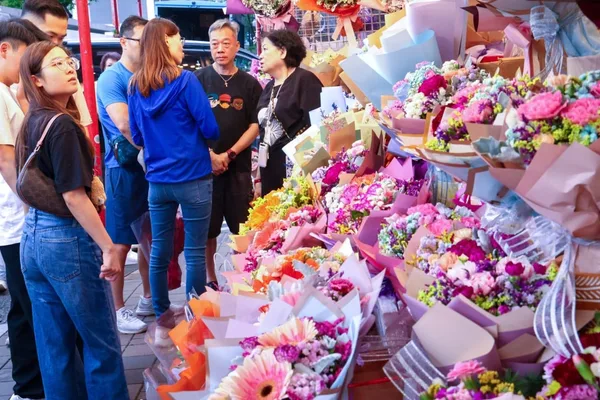 Hong Kong florists slash prices amid Mother's Day competition