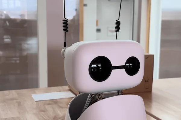 Reachy Mini 机器人获得实时语音 AI 和物理交互能力