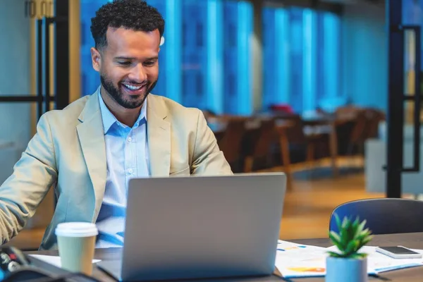 B2B websites fail by being static; live interaction boosts conversions
