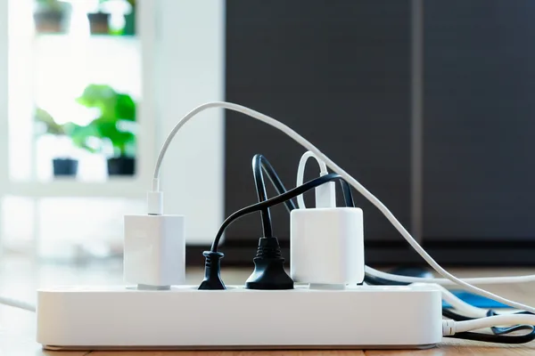 Experts warn against plugging power strips into smart plugs