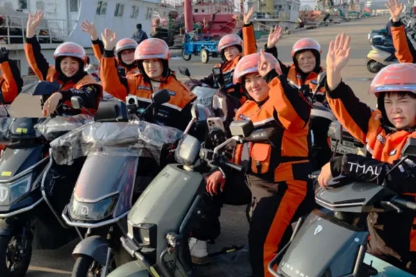 Chinese mothers find empowerment and flexibility as food delivery drivers