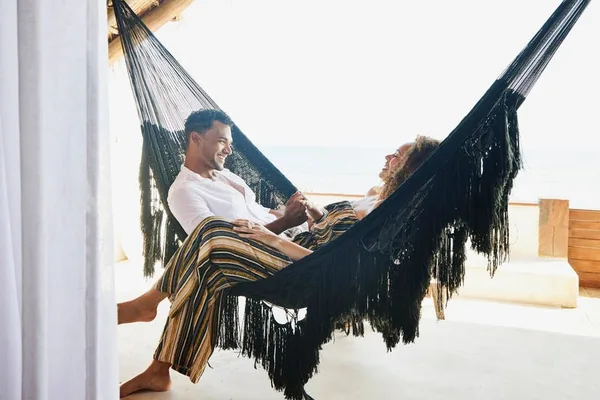 Psychologist: Self-expansion and boundary-setting improve relationships