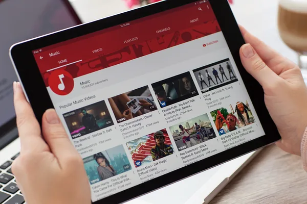 YouTube 的 AI 推荐系统采用两阶段过滤