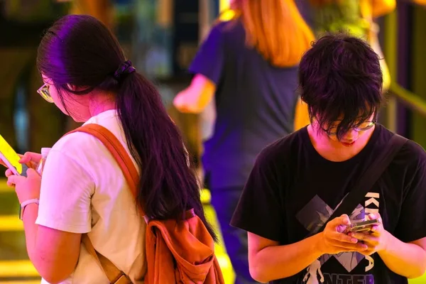 香港Z世代低估社交媒体对孤独感的影响：民调