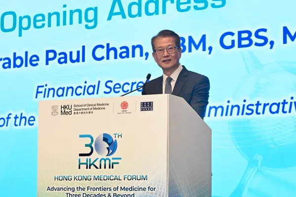 香港财经事务及库务局局长陈茂波访问欧洲以吸引商业投资