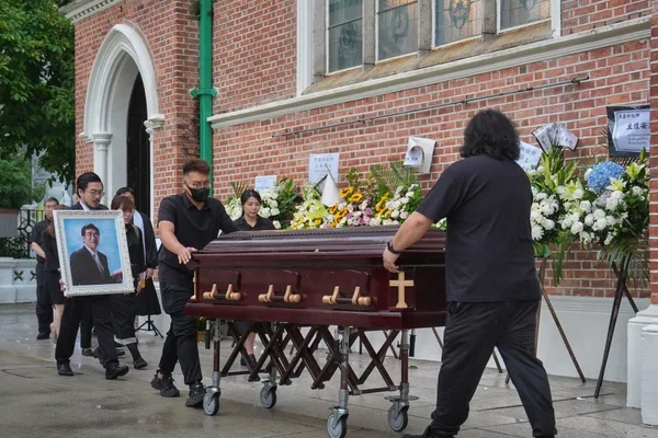 Injured dancer Mo Li honors late father at funeral service