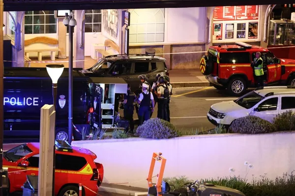摩纳哥爆炸案致寡头受伤；警方搜捕逃犯