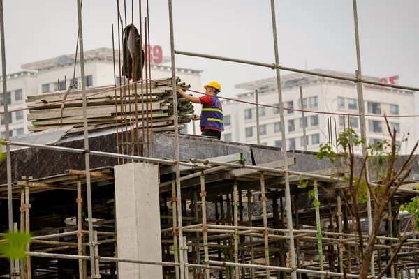 Vietnam streamlines bureaucracy to boost investment amid economic threats