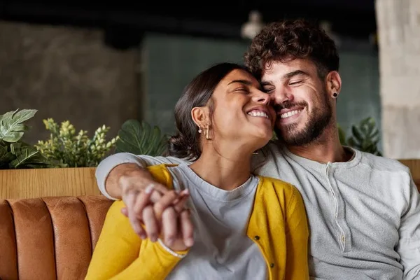 Strong couples default to positive interpretations and responsive bids