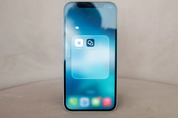 在 iPhone 上本地运行 AI 聊天机器人，以节省成本和保护隐私