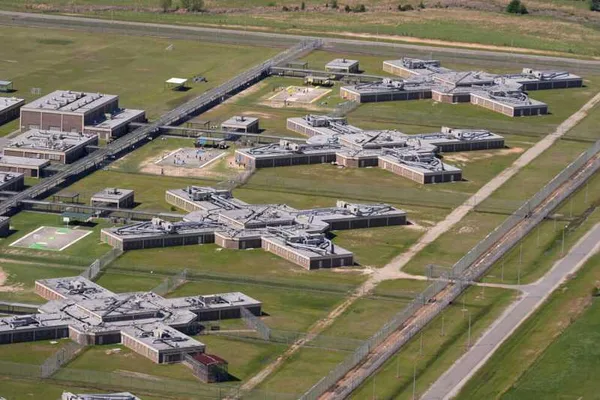 ICE relaxes detention standards, allowing AI for detainee communication