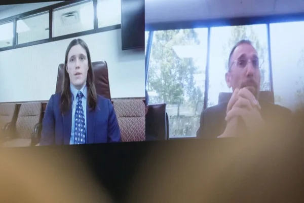 查理·柯克（Charlie Kirk）杀人案嫌疑人称事后表示后悔，室友称其计划投降
