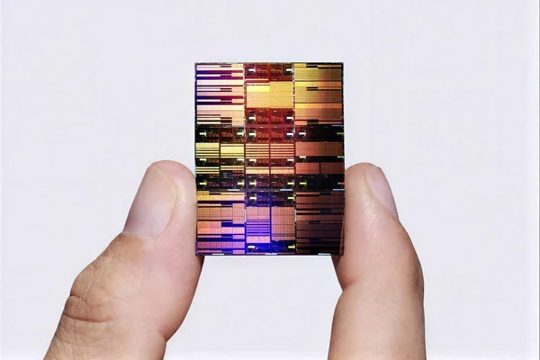 IBM unveils 0.7nm chip prototype with 100 billion transistors