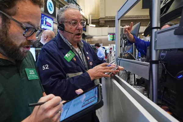 Wall Street mixed as chip stocks decline amid economic uncertainty