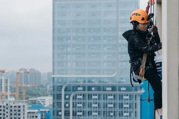China's 'Spider-Woman' single mother scales high-rises for son's care