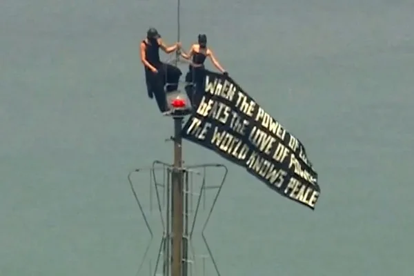 Russian daredevils arrested for Empire State Building banner stunt
