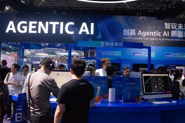 Palantir's commercial growth driven by tailored AI deployments