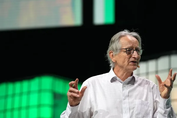 Geoffrey Hinton said machine learning would outperform radiologists by now