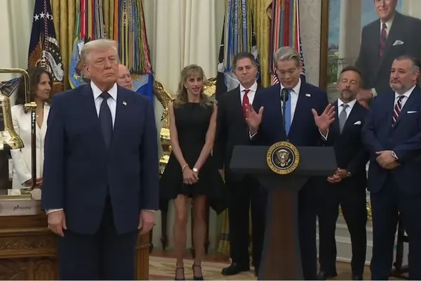 Trump promotes Dell computers after investing millions in stock