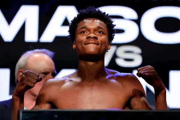 Abdullah Mason secures controversial TKO win over Albert Bell