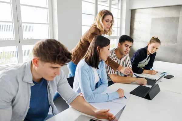 Executives Urged to Modernize University Curricula for AI Job Market