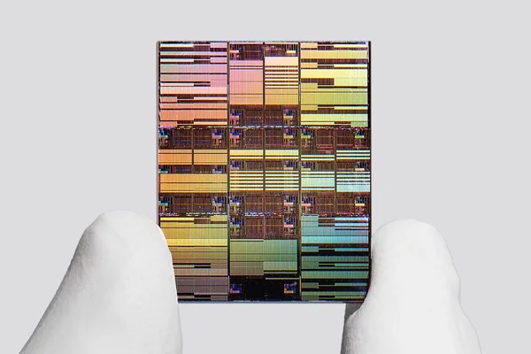 IBM unveils industry's first sub-1nm chip technology