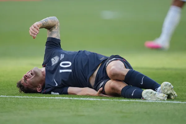 Christian Pulisic 在世界杯负于比利时队的比赛中遭遇微骨折