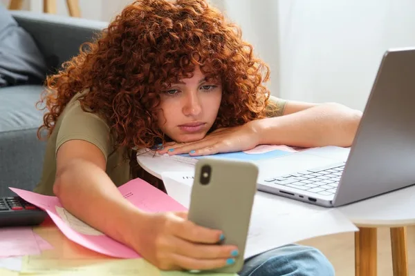 Visible smartphones subtly erode deep focus, research suggests
