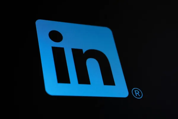 人工智能生成内容涌入 LinkedIn 和 X，数据显示