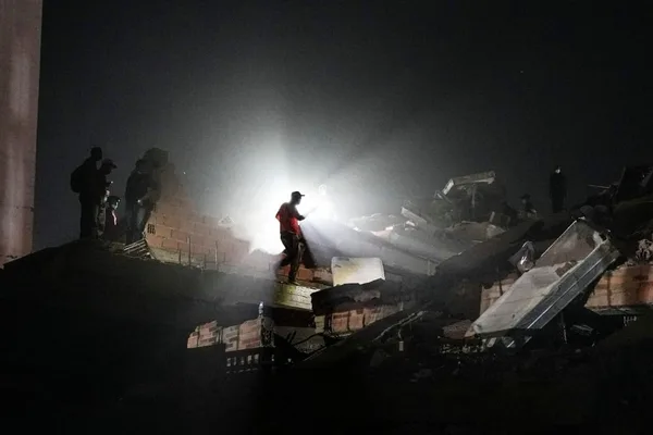 Venezuela earthquakes: Thousands missing as rescue window closes