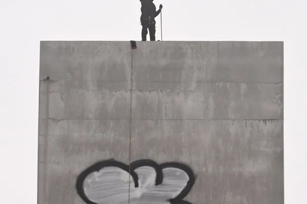 Vandal demands sandwich to end Australian bridge stand-off