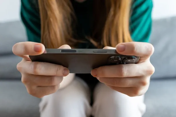 Britain Considers Digital Bedtime for Under-16s on Social Media