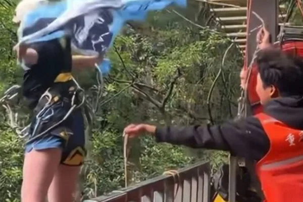 China tourist dies after ignoring warnings about loose safety rope on cliff swing