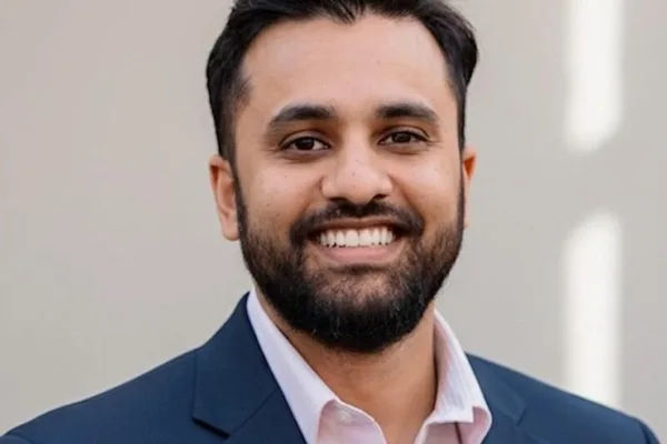 Former Google Exec Pursues AI Startup; PIVOT Host Builds AI Agent with Claude Code