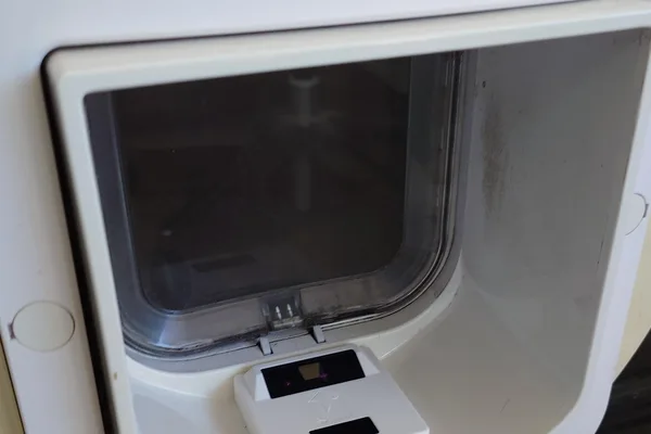 AI gadget blocks cat flap using image recognition