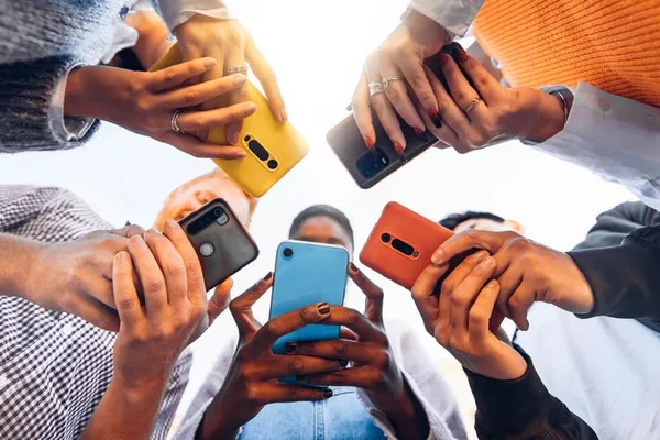 Psychologist: Peer-driven online habits, not personal use, harm happiness
