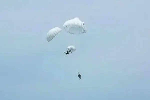 中国伞兵在中途空中救起被缠绕的同事