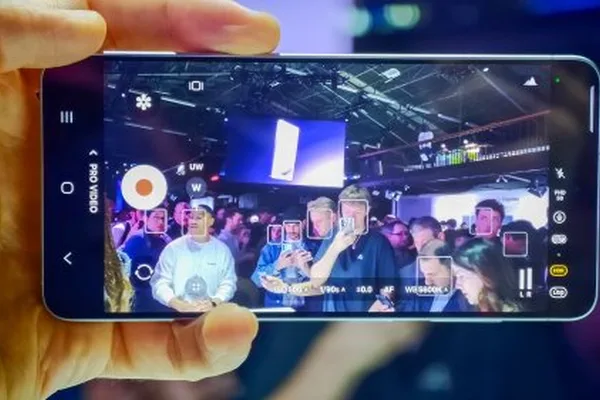 AI in smartphone cameras sparks debate over photography's 'death of truth'