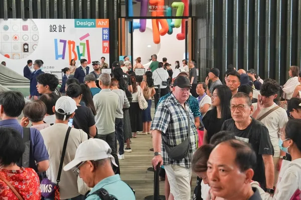 Hongkongers seize July 1 freebies and discounts with gusto