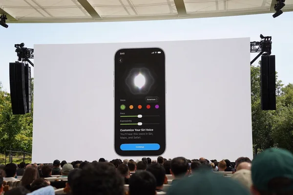 Apple 推出集成 Google Gemini 的 AI 驱动 Siri