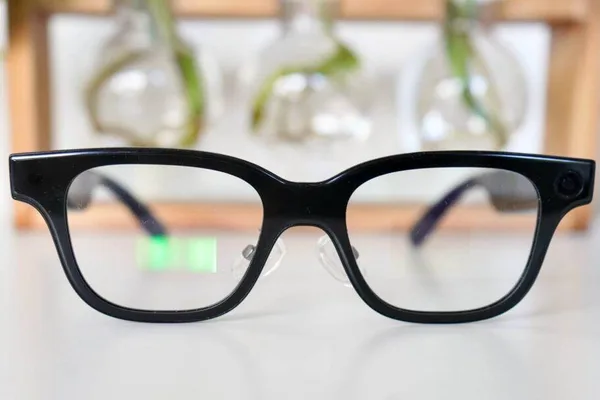 Rokid Glasses offer built-in screen for notifications and subtitles