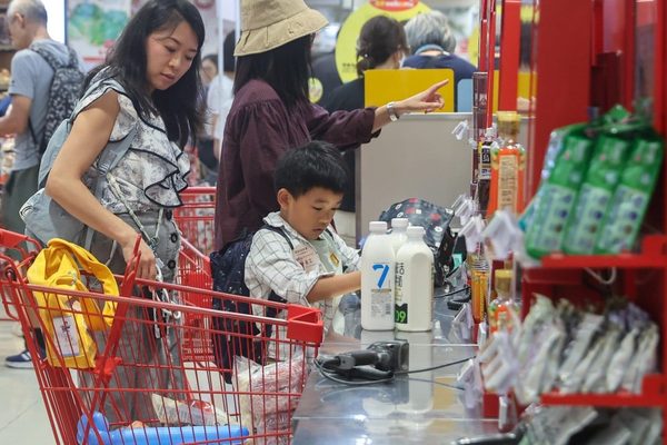 Hong Kong supermarkets launch price war ahead of Mother's Day
