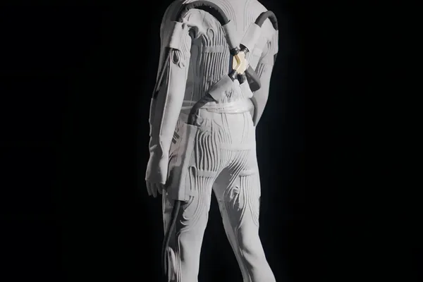 Axiom Space 和普拉达（Prada）揭晓 NASA 太空服的冷却内层