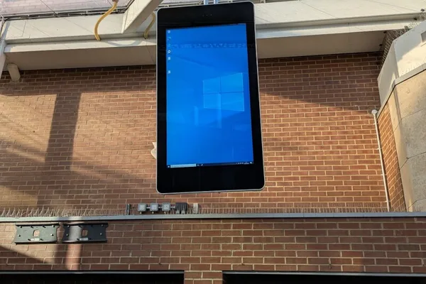 Bus station display glitches due to Windows 10, not pigeons