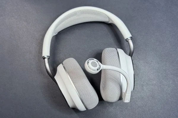 Turtle Beach Stealth Pro II 耳机提供多设备无线连接