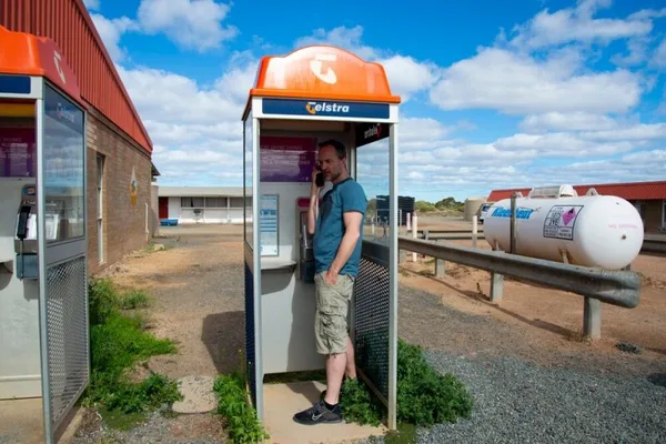 Telstra 故障扰乱紧急服务、火车和支付