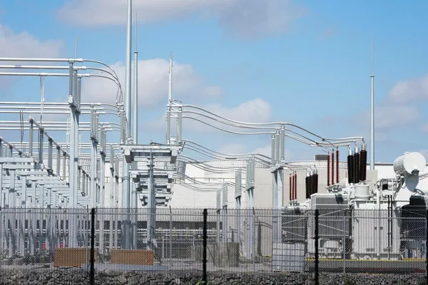 US heatwave strains power grid amid AI data center energy demands