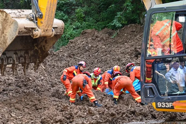 中国山体滑坡致21名木工死亡，极端天气持续
